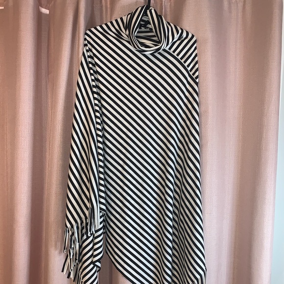 Beautiful black and white stripe poncho - Picture 5 of 6